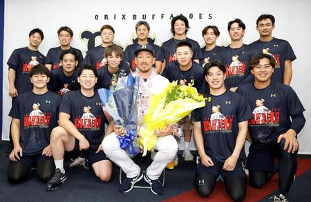 会見後に記念撮影する平野（中央）とオリックス投手陣ら（撮影・西田忠信）
