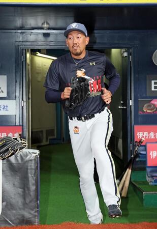 グラウンド入りする平野（撮影・立川洋一郎）