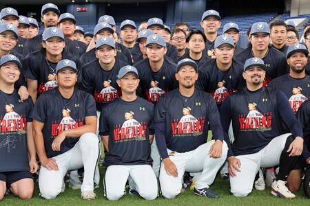 ナインと記念撮影をするオリックス・平野佳寿（前列中央右）＝京セラドーム大阪（撮影・立川洋一郎）
