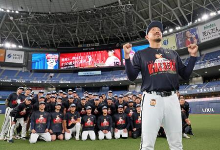 ナインと記念撮影をする平野（手前）＝撮影・立川洋一郎