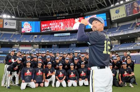 ナインと記念撮影をする平野（手前）＝撮影・立川洋一郎