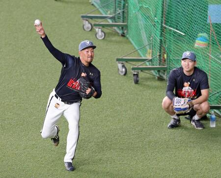 キャッチボールをして調整する平野。右は椋木（撮影・立川洋一郎）