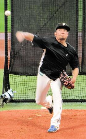 マウンドから投球練習をする伊藤