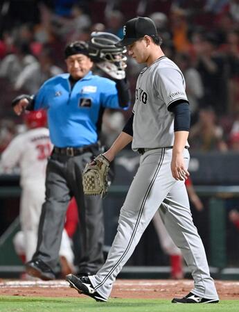 ２回、広島に先制を許した巨人・井上