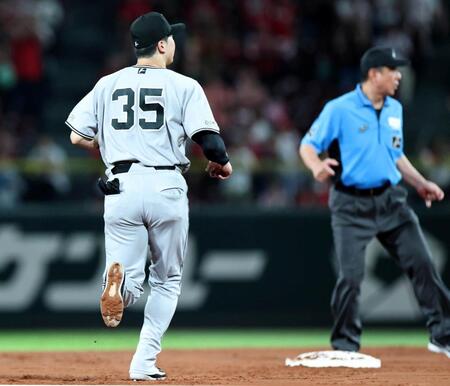 ４回、勝田のゴロを一塁へ悪送球した泉口（撮影・北村雅宏）