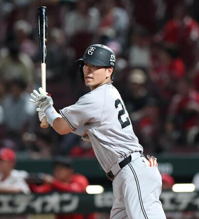 ５回、適時打を放つ大城（撮影・北村雅宏）