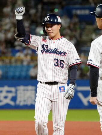 １回、適時打を放ったヤクルト・西村