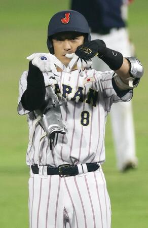 １回、二塁打を放ちポーズをとる向山