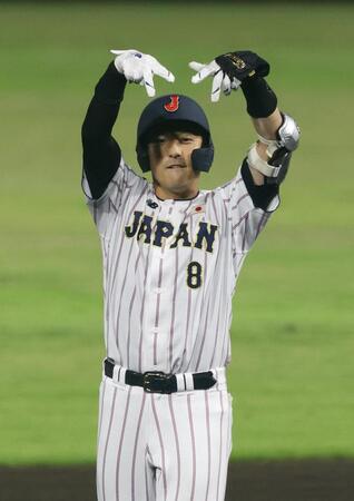 ３回、先制二塁打を放ち、ポーズをとる向山