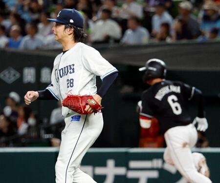 ８回、ロッテ・西川（奥）に逆転３ランを浴びた西武・森脇