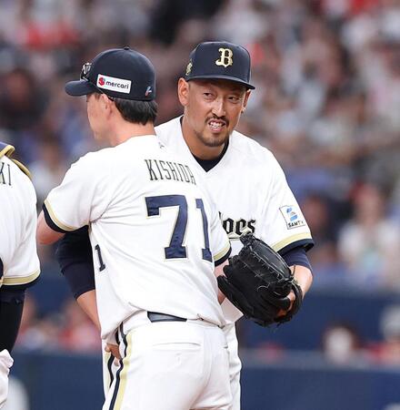 引退登板を終え、岸田監督と抱き合う平野（撮影・西田忠信）