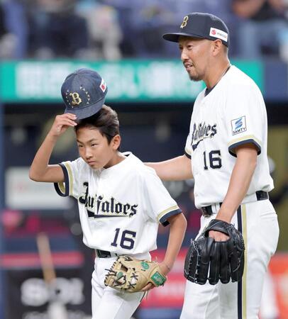セレモニアルピッチを務めた平野佳寿（右）の息子・世直さん（撮影・立川洋一郎）