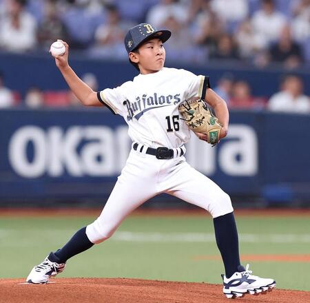 セレモニアルピッチを務める平野佳寿の息子の世直くん（撮影・西田忠信）