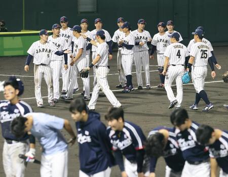 韓国（手前）に勝利した日本ナイン