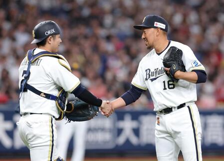 ９回、現役ラスト登板を終えて若月（左）と握手を交わす平野（撮影・立川洋一郎）