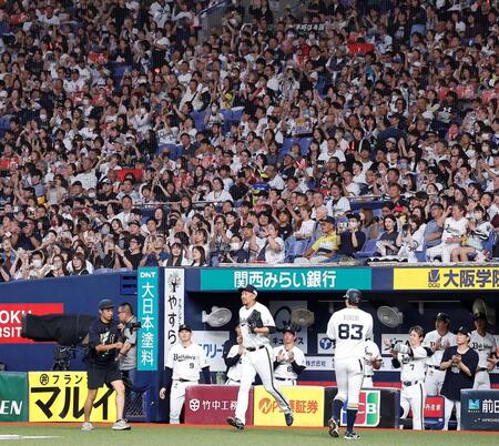 引退試合のマウンドに向かう平野（撮影・西田忠信）