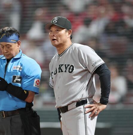８回の攻撃を終え、選手交代を告げる橋上監督代行（撮影・北村雅宏）