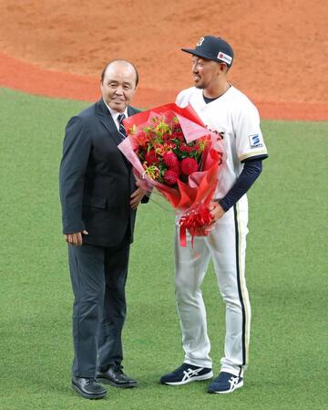 平野佳寿引退セレモニーにサプライズ登場をして花束を贈った阪神・岡田彰布オーナー付顧問（撮影・立川洋一郎）