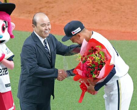 平野佳寿引退セレモニーにサプライズ登場をして花束を贈った阪神・岡田彰布オーナー付顧問（撮影・立川洋一郎）