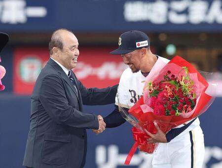 阪神・岡田彰布オーナー付顧問（左）と笑顔で握手する平野（撮影・西田忠信）