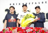 記念撮影をする（左から）佐藤達也広報、平野、比嘉コーチ（撮影・西田忠信）