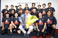 会見後に記念撮影する平野（中央）とオリックス投手陣ら（撮影・西田忠信）