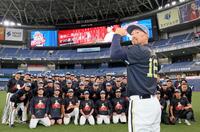 ナインと記念撮影をする平野（手前）＝撮影・立川洋一郎