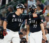 ６回、先制打を放ちベンチに向かって手を振るロッテ・山口（左）