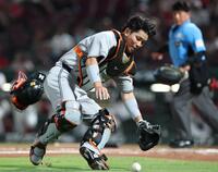 １回、中村奨が空振り三振したボールを追いかける大城（撮影・北村雅宏）