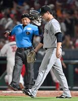 ２回、広島に先制を許した巨人・井上