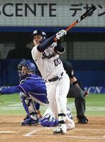 １回、赤羽が右越えに２点二塁打を放つ