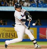 １回、赤羽が右越えに２点二塁打を放つ