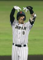 ３回、先制二塁打を放ち、ポーズをとる向山