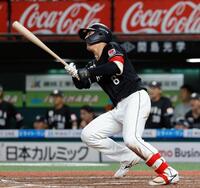 ８回、西川が中越えに逆転３ランを放つ