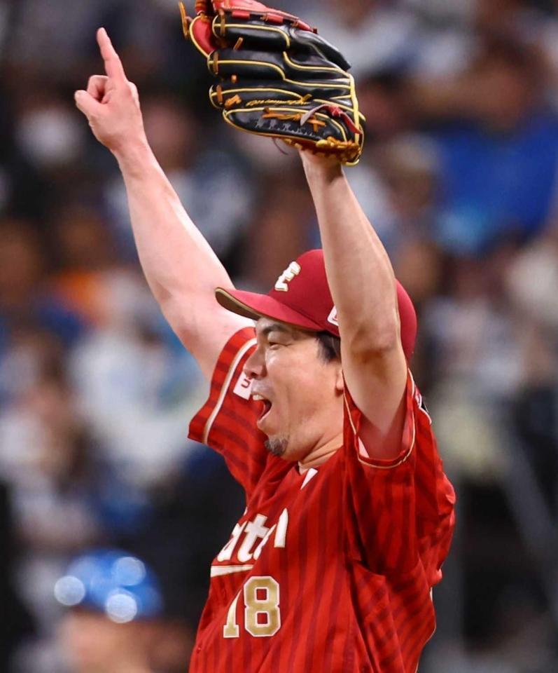 　完封勝利を挙げ、歓喜する前田健