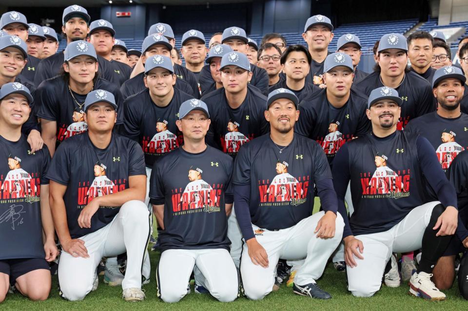 ナインと記念撮影をするオリックス・平野佳寿（前列中央右）＝京セラドーム大阪（撮影・立川洋一郎）