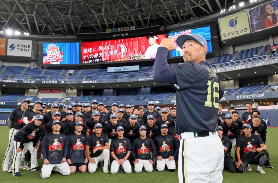 ナインと記念撮影をする平野（手前）＝撮影・立川洋一郎