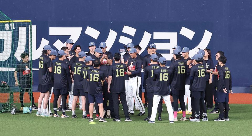 オリックス・平野佳寿を中心に笑顔の投手陣＝京セラドーム大阪（撮影・西田忠信）