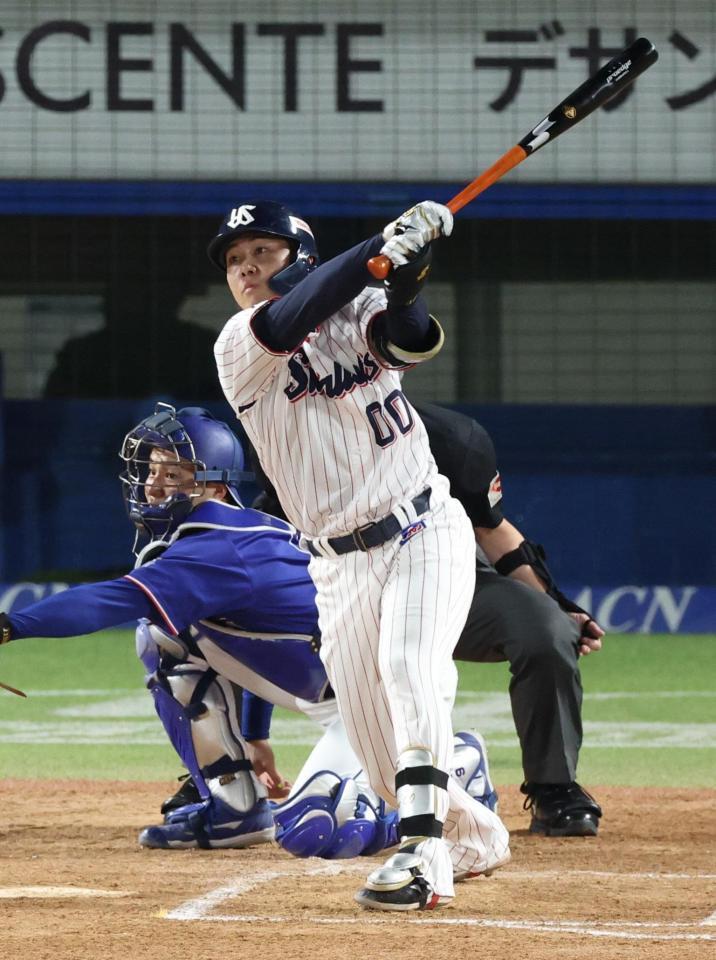 １回、赤羽が右越えに２点二塁打を放つ