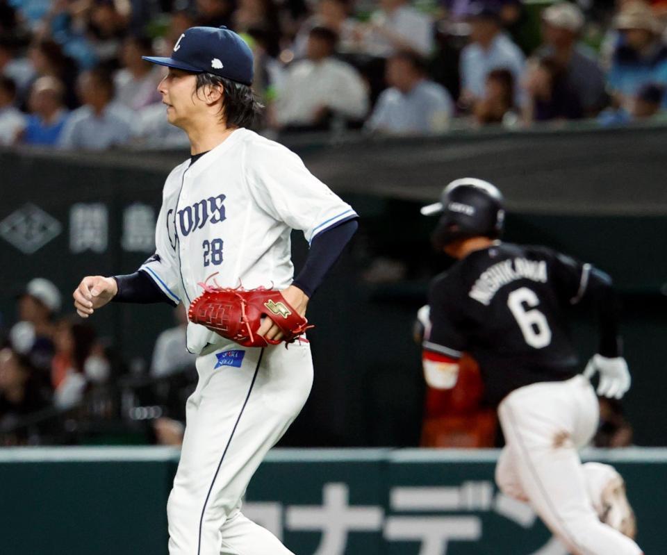 ８回、ロッテ・西川（奥）に逆転３ランを浴びた西武・森脇