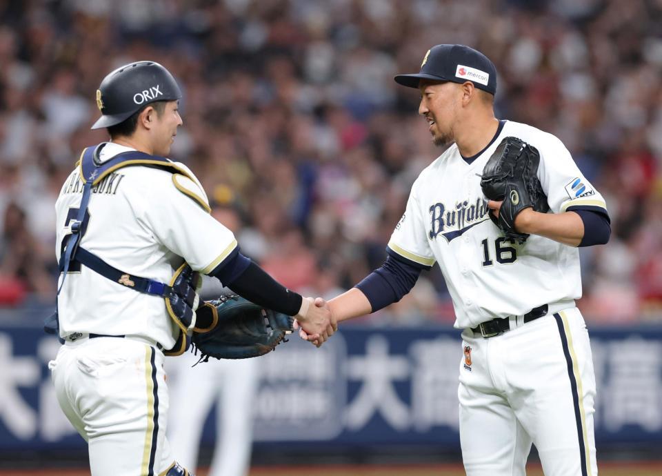 ９回、現役ラスト登板を終えて若月（左）と握手を交わす平野（撮影・立川洋一郎）