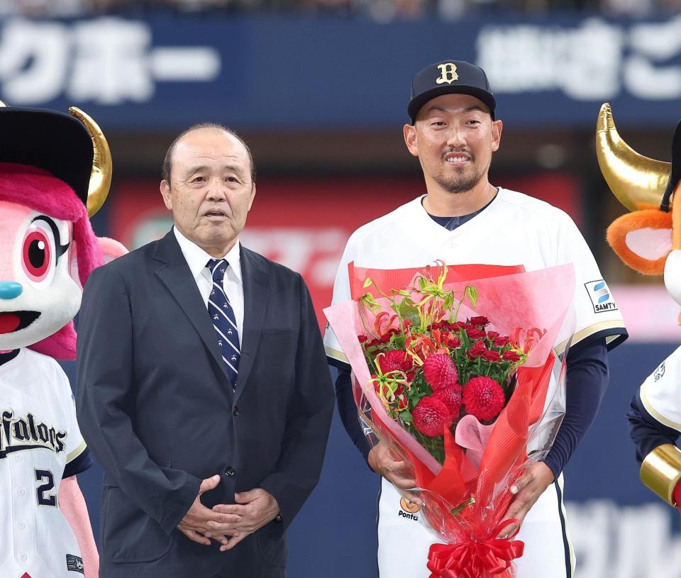 阪神・岡田彰布オーナー付顧問（左）と記念撮影する平野（撮影・西田忠信）