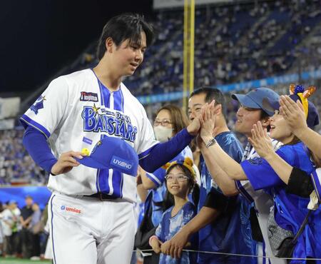 　試合後、ファンとタッチする浜地（撮影・吉澤敬太）