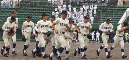 広陵に敗れ、足早に引き揚げる広島商ナイン（撮影・北村雅宏）