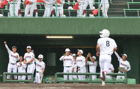 ２回、広陵・香山が適時打を放ち、盛り上がる広陵ナイン（撮影・北村雅宏）
