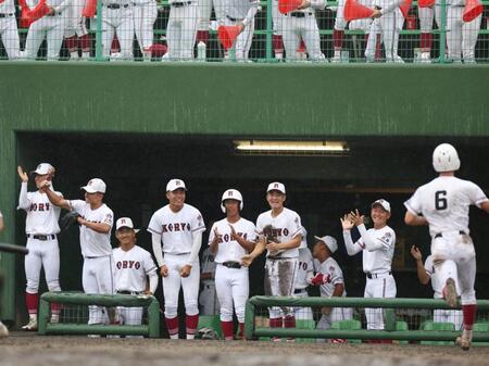 ７回、広陵・迫田が適時打を放ち、喜ぶ広陵ナイン（撮影・北村雅宏）
