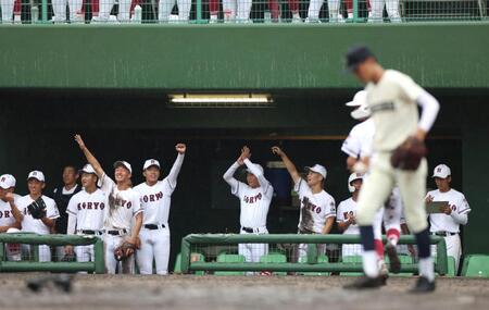 ７回、広陵・勝本が適時打を放ち、喜ぶ広陵ナイン（撮影・北村雅宏）