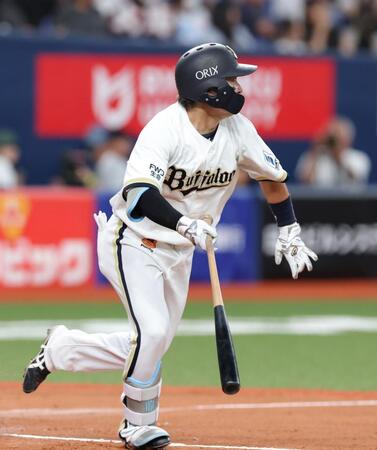 ８回、左中間へ二塁打を放つ西野（撮影・立川洋一郎）