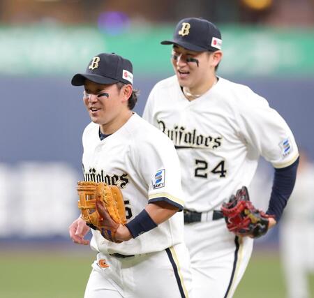 ６回、郡司を４-６-３の併殺打に打ち取りベンチへ戻る西野（左）と紅林（撮影・立川洋一郎）
