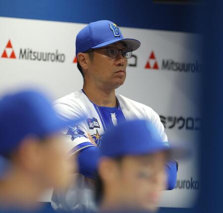 グラウンドを見つめる相川監督（撮影・吉澤敬太）